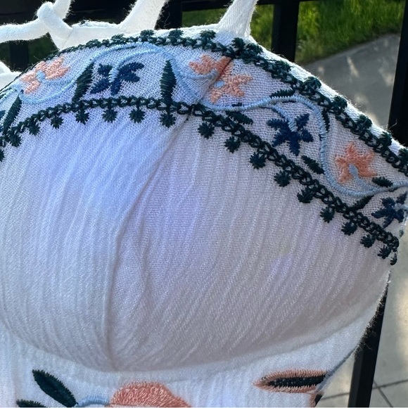 Whimsical White Embroidered Romper | Size 6 - Fits like a US Women’s Small - Picture 11 of 14